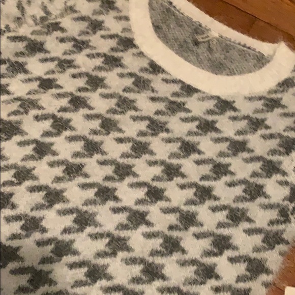 Cute sweater, never been worn. - Picture 2 of 3